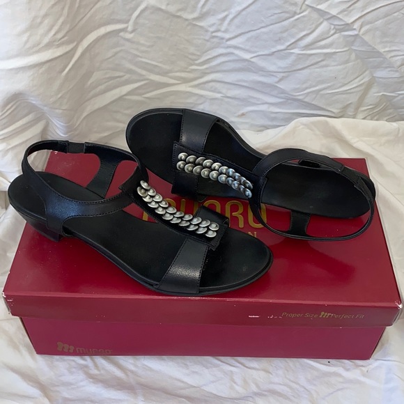 Munro American Black Bree Sandals size 8